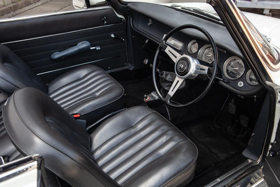 Интерьер Alfa Romeo Giulia GTС (105.29) 1965 года  (UK) (фото 12 из 12)